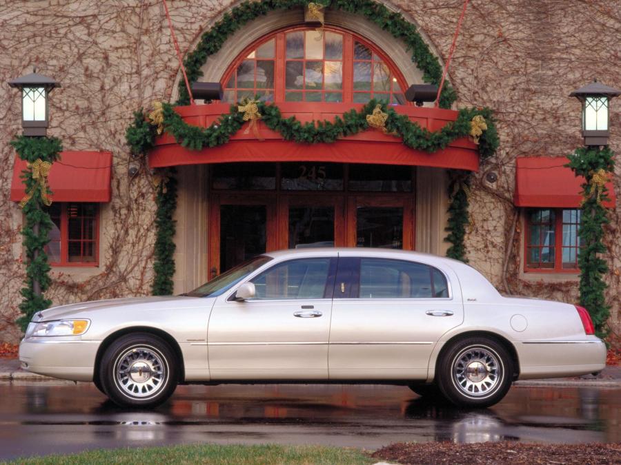 Lincoln Town Car L 1999 года  (фото 2 из 3)